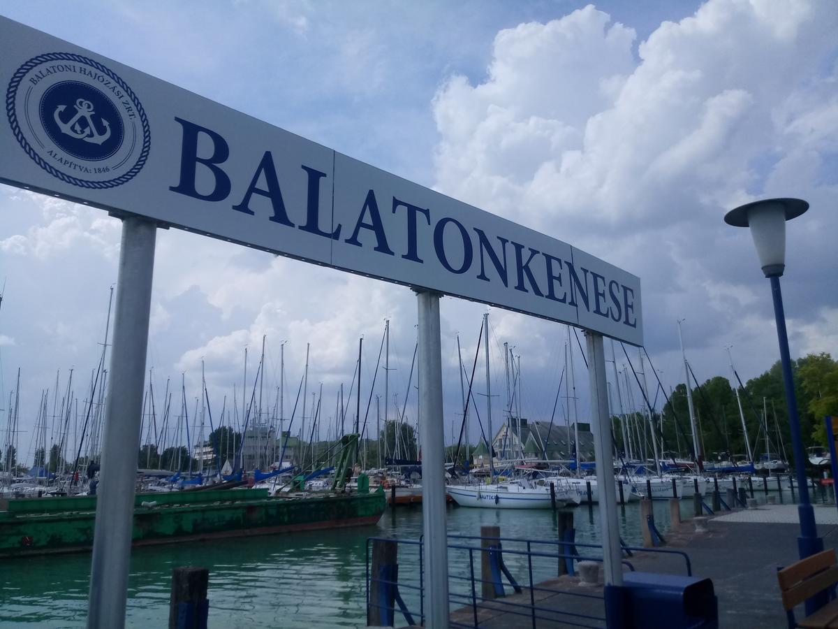 Sorompo Vendeghaz Hotel Balatonkenese Exterior photo
